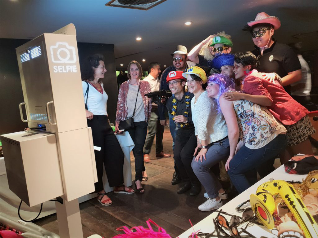 Louez notre photobooth et offrez à vos invités une animation chic, ludique et des souvenirs instantanés à emporter.